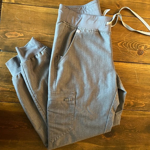 Figs Graphite Scrub Ensemble - Picture 3 of 4